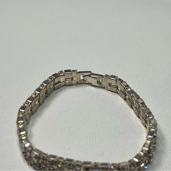VINTAGE Silver Tone Double Row Tennis Bracelet w/ Clear Rhinestones - Picture 3 of 9